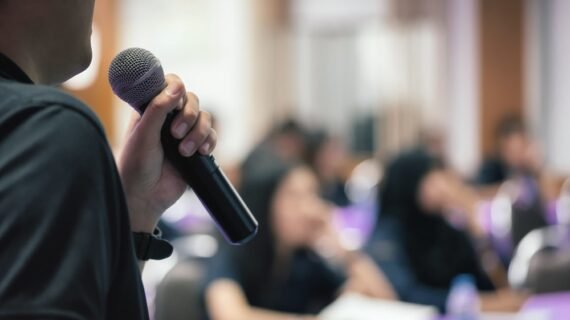 7 Cara Meningkatkan Skill Public Speaking