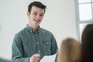 Ubah kebiasaan ini untuk improve public speaking skill mu