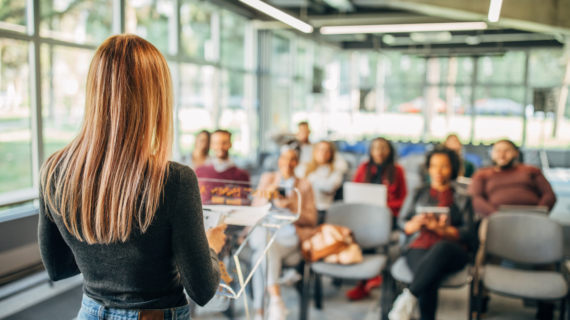 Bangun Relasi Lewat Public Speaking