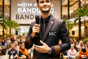 Seorang master of ceremony di Bandung berdiri di atas panggung, memandu acara dengan percaya diri dan gerakan ekspresif di depan audiens