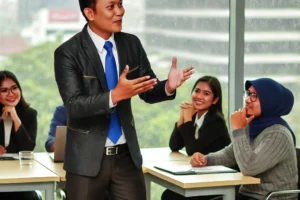 Seorang profesional di Bandung sedang memberikan presentasi dengan percaya diri dalam rapat kerja, menggunakan public speaking untuk meningkatkan peluang promosi